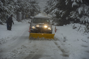 Bariloche, Argentina.- In the photos taken on July 4, 2023, it shows the streets of Bariloche in the middle of the snow season. The National Meteorological Service (SMN) issued a new alert for rain and snow in the province of Neuquén and Río Negro. The accumulated snow could reach between 40 and 70 cm, with the largest accumulated in the highest areas of the mountain range.