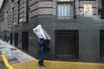 Buenos Aires, Argentina.- In the photos taken on July 13, 2023, it shows the streets of Buenos Aires in the middle of the rain. The National Meteorological Service (SMN) launched an alert on Wednesday for strong storms with heavy rains and wind gusts of up to 50 kilometers per hour. According to the agency, the orange and yellow warning applies to the provinces of Buenos Aires, Santa Fe, Corrientes, Entre Ríos and Chaco.