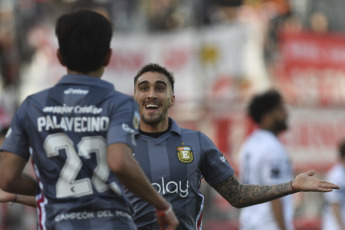 Buenos Aires, Argentina.- En las fotos tomadas el 25 de julio del 2023, durante el partido entre Estudiantes y All Boys por los 16avos de final de la Copa Argentina en el Estadio Centenario Ciudad de Quilmes. Estudiantes le ganó 1-0 a All Boy y avanzó a octavos, esperando a su próximo rival, el ganador del cruce entre Independiente y Central Córdoba de Santiago del Estero.