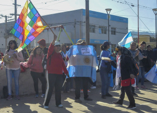 Jujuy, Argentina.- En las fotos tomadas el 25 de julio del 2023, comunidades indígenas integrantes del tercer Malón de la Paz iniciaron desde La Quiaca una marcha rumbo a Buenos Aires en defensa de sus territorios, de sus recursos naturales y contra la reforma constitucional impulsada por el gobernador Gerardo Morales. La mayoría automática de Juntos por el Cambio en la legislatura provincial impuso la creación de una comisión especial para identificar a quienes participaron de las movilizaciones. Asimismo, se aprobó el aumento de la multa económica por las contravenciones.