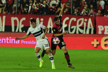 Rosario, Argentina.- In the photos taken on July 3, 2023, during the match between Newell's and Gimnasia at the Marcelo Bielsa Stadium, at the close of date 22 of the Argentine Professional League. Newell's tied 2-2 with Gimnasia. Gimnasia scored through Benjamín Domínguez and Cristian Tarragona. While Newell's scored a goal from Guillermo Ortíz and tied with Lisandro Montenegro.