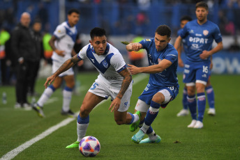 Buenos Aires, Argentina.- En las fotos tomadas el 24 de julio del 2023, durante el partido entre Vélez y Unión por la 26ta. y penúltima fecha de la Liga Profesional de Fútbol en el estadio José Amalfitani del barrio de Liniers. Vélez Sarsfield y Unión de Santa Fe empataron sin goles, una igualdad que deja a Vélez y Unión con 27 puntos en la Liga Profesional, están en los puestos 23 y 24 respectivamente.