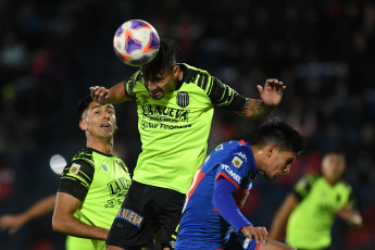 Buenos Aires, Argentina.- En las fotos tomadas el 17 de julio del 2023, durante el partido entre Barracas Central y Tigre por la fecha 25 de la Liga Profesional de Fútbol en el estadio Monumental de Victoria. Barracas Central venció a Tigre por 1 a 0. A los 45 minutos del segundo tiempo, Alan Cantero abrió el marcador y anotó el único gol del encuentro.