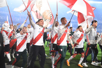 Buenos Aires, Argentina.- En las fotos tomadas el 15 de julio del 2023, River Plate celebra su inminente consagración en la Liga Profesional de Fútbol (LPF) tras el partido con Estudiantes de La Plata en el Monumental. River Plate venció a Estudiantes de La Plata por 3 a 1 y se coronó campeón de la Liga Profesional de Fútbol con dos fechas de anticipación, acompañado por 86.000 fervorosos hinchas que vivieron una fiesta completa en el Monumental.