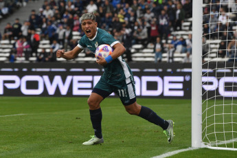 Buenos Aires, Argentina.- En las fotos tomadas el 24 de julio del 2023, durante el partido entre Gimnasia y Talleres en el estadio Kempes Nahuel Bustos. Talleres empató 2-2 con Gimnasia, Gastón Benavídez abrieron el marcador para la T, pero el Lobo igualó las acciones con doblete de Eric Ramírez.