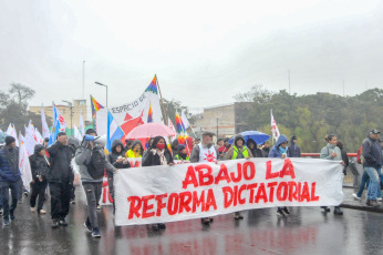 Jujuy, Argentina.- En las fotos tomadas el 13 de julio del 2023, sindicatos docentes y otros sectores estatales de Jujuy, agrupados en la Intergremial y la Multisectorial, se movilizaron en rechazo a la reforma constitucional en el marco de un paro por 24 horas y para exigir la libertad de las personas detenidas por la policía durante las protestas. La tensión reavivó en Jujuy con al menos 13 personas detenidas, vinculadas por la Justicia local con incidentes en un Concejo Deliberante y con el intento de incendio y toma de la Legislatura provincial sucedido el 20 de junio.