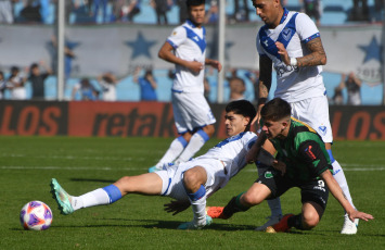 Córdoba, Argentina.- En las fotos tomadas el 20 de julio del 2023, durante el partido entre Vélez y San Martín de San Juan por la Copa Argentina en el Estadio El Gigante de Alberdi. Vélez Sarsfield logró remontar un 0-1, pero San Martín de San Juan se lo empató 2-2 sobre el final y, en la tanda de penales, dio la sorpresa y avanzó por primera vez a los octavos de final de la Copa Argentina.