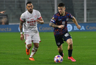 Córdoba, Argentina.- En las fotos tomadas el 10 de julio del 2023, durante el partido entre Tallere y Unión por la fecha 24 de la Liga Profesional en el Estadio Mario Alberto Kempes. Talleres igualó 0-0 contra Unión, un resultado que postergó la coronación de River Plate. El Millonario se aseguró el primer lugar y este resultado obliga a la T a ganar el próximo viernes ante Huracán en Parque Patricios para seguir su disputa el torneo.