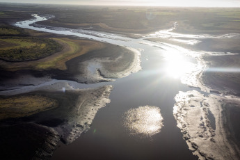 Montevideo, Uruguay.- En las fotos tomadas el 10 de julio del 2023, muestra en los niveles más bajos el embalse Paso Severino que abastece Montevideo y zonas aledañas. El Gobierno de Uruguay informó que sus reservas de agua potable están al 1,8 % y que podrían acabarse dentro de 10 días, lo que los obliga a recurrir al Río de la Plata para abastecerse, a pesar de los elevados porcentajes de sal que contiene.