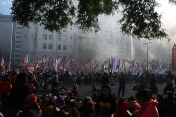 Buenos Aires, Argentina.- En las fotos tomadas el 4 de julio del 2023, organizaciones sociales marcharon a la sede de Desarrollo Social en reclamo de un aumento de programas de asistencia social y alimentos para los comedores populares. La jornada de protestas tuvo réplicas en Neuquén, Río Negro, Santa Fé, Corrientes, Misiones y otras provincias del interior del país a pocas semanas de las elecciones primarias.