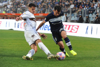 Buenos Aires, Argentina.- En las fotos tomadas el 30 de julio del 2023, durante el partido entre Gimnasia y Esgrima La Plata y Platense en el Estadio Juan Carmelo Zerillo. Gimnasia y Platense cerraron con un empate en uno, con goles de Eric Ramírez en la primera etapa y de Marco Pellegrino en tiempo de descuento.