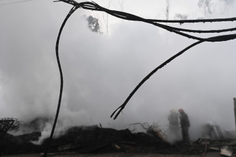 Buenos Aires, Argentina.- En las fotos tomadas el 11 de julio del 2023, cuerpos de bomberos controlaron un incendio de un depósito de palets en la ciudad de Luis Guillón, del partido de Esteban Echevarría en Buenos Aires. Hasta el momento se desconocen las razones por las cuales habría comenzado el fuego, sin embargo, se sospecha que haya sido un hecho intencional.