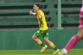 Buenos Aires, Argentina.- En las fotos tomadas el 23 de julio del 2023, durante el partido entre Defensa y Justicia y Sarmiento por la 26ta. fecha de la Liga Profesional de Fútbol en el Estadio Norberto Tomaghello. Defensa y Justicia venció por 3-0 a Sarmiento como local. Para Defensa y Justicia los goles fueron marcados por Nicolás Tripicchio (a los 11 minutos), David Barbona (a los 54 minutos) y Facundo Echevarría (a los 93 minutos). En la próxima fecha, Sarmiento se medirá con Banfield, mientras que Defensa y Justicia tendrá como rival a Union.