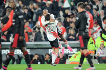 Buenos Aires, Argentina.- En las fotos tomadas el 5 de julio del 2023, durante el partido entre River Plate y Colón en el Monumental por la Liga Profesional Argentina. River Plate venció 2-0 a Colón y le sacó 11 puntos de diferencia a su escolta, San Lorenzo. Con goles de Nicolás De La Cruz y Lucas Beltrán, River alcanzó las 53 unidades.