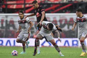 Santa Fe, Argentina.- En las fotos tomadas el 10 de julio del 2023, durante el partido entre Colón y Belgrano en el Estadio Brigadier Gral. Estanislao López. Colón y Belgrano fueron protagonistas de un 0-0. De los últimos 11 partidos que jugó Colón, solamente ganó uno. Por su parte, Belgrano no ganaba hace tres partidos y no pudo cortar la racha.