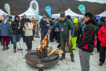 Ushuaia, Argentina.- En las fotos tomadas el 8 de julio del 2023, una multitud presenció la bajada de antorchas en la Fiesta Nacional del Invierno en Ushuaia, la cual se lleva a cabo desde hace 22 años. Este año, se obtuvo el carácter nacional del evento, celebrándose la "Primera Edición de la Fiesta Nacional del Invierno".