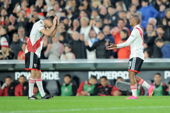 Buenos Aires, Argentina.- En las fotos tomadas el 5 de julio del 2023, durante el partido entre River Plate y Colón en el Monumental por la Liga Profesional Argentina. River Plate venció 2-0 a Colón y le sacó 11 puntos de diferencia a su escolta, San Lorenzo. Con goles de Nicolás De La Cruz y Lucas Beltrán, River alcanzó las 53 unidades.