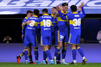 Buenos Aires, Argentina.- En las fotos tomadas el 10 de julio del 2023, durante el partido entre Boca Juniors y Huracán en la Bombonera por la fecha 24 de la Liga Profesional. Con gol de Luis Vázquez, Boca Juniors derrotó 1-0 a Huracán y regresó a la victoria. El Globo suma 14 partidos sin ganar y es su cuarta derrota seguida.