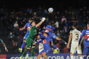 Buenos Aires, Argentina.- En las fotos tomadas el 20 de julio del 2023, durante el partido entre Libertad y Tigre por la Copa Sudamericana en el Estadio José Dellagiovanna, ubicado en San Fernando, Provincia de Buenos Aires. Con gol de Alexander Barboza, Libertad venció 1-0 a Tigre, en la vuelta de los play offs de la Copa Sudamericana 2023. Con este resultado, el elenco paraguayo avanzó a la siguiente etapa del certamen continental.