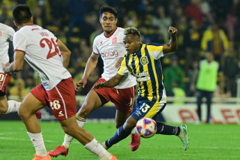 Rosario, Argentina.- En las fotos tomadas el 5 de julio del 2023, durante el partido entre Rosario Central y Estudiantes de La Plata por la fecha 23 de la Liga Profesional 2023 en el estadio Gigante de Arroyito. Rosario Central y Estudiantes empataron sin goles, con este resultado, el anfitrión del partido llegó a 36 puntos y se ubicó en el séptimo puesto. Por su parte, el equipo visitante se quedó en 38 unidades y está en el quinto lugar en el torneo.