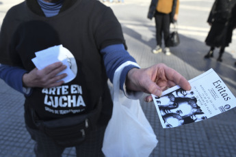 Buenos Aires, Argentina.- En las fotos tomadas el 26 de julio del 2023, un grupo artístico homenajeó en Plaza de Mayo a Evita a 71 años de su fallecimiento, una de las mujeres argentinas más influyente de la historia del país. En distintas ciudades, organizaciones sociales, sindicatos y gremiales homenajearon a la dirigente argentina del siglo XX. De esta manera, actos, encuentros y actividades culturales se llevaron a cabo en todo el país este 26 de julio.