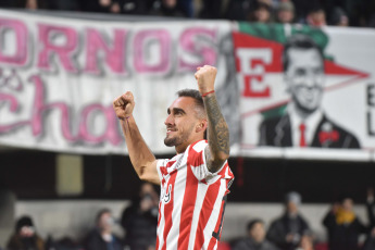 Buenos Aires, Argentina.- En las fotos tomadas el 18 de julio del 2023, durante el partido entre Estudiantes de La Plata y Barcelona de Guayaquil en el Estadio Jorge Luis Hirschi por la Copa Sudamericana. Estudiantes superó 4-0 a Barcelona de Guayaquil y se clasificó a los octavos de final de la Copa Sudamericana. Mauro Méndez marcó un doblete y Benjamín Rollheiser amplió las diferencias con un gol para el equipo local. En el segundo tiempo Guido Carrillo anotó el cuarto. Con este resultado el Pincha revirtió la derrota 2-1 en el partido de ida.