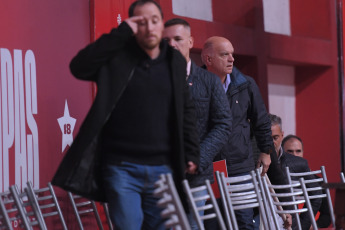 Buenos Aires, Argentina.- En las fotos tomadas el 6 de julio del 2024, durante la Asamblea de Representantes del Club Independiente, donde Néstor Grindetti (derecha) fue elegido como presidente y ocupará el cargo hasta 2026. La Asamblea determinó que el dirigente de 68 años, que también es precandidato a Gobernador de la Provincia de Buenos Aires por el espacio Juntos por el Cambio, en la lista que encabeza Patricia Bullrich, seguirá desempeñándose en el cargo que ocupaba de forma provisoria.