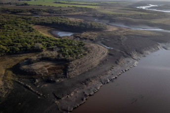 Montevideo, Uruguay.- En las fotos tomadas el 10 de julio del 2023, muestra en los niveles más bajos el embalse Paso Severino que abastece Montevideo y zonas aledañas. El Gobierno de Uruguay informó que sus reservas de agua potable están al 1,8 % y que podrían acabarse dentro de 10 días, lo que los obliga a recurrir al Río de la Plata para abastecerse, a pesar de los elevados porcentajes de sal que contiene.