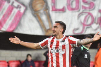 Buenos Aires, Argentina.- En las fotos tomadas el 18 de julio del 2023, durante el partido entre Estudiantes de La Plata y Barcelona de Guayaquil en el Estadio Jorge Luis Hirschi por la Copa Sudamericana. Estudiantes superó 4-0 a Barcelona de Guayaquil y se clasificó a los octavos de final de la Copa Sudamericana. Mauro Méndez marcó un doblete y Benjamín Rollheiser amplió las diferencias con un gol para el equipo local. En el segundo tiempo Guido Carrillo anotó el cuarto. Con este resultado el Pincha revirtió la derrota 2-1 en el partido de ida.