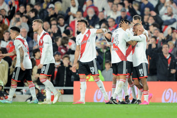 Buenos Aires, Argentina.- En las fotos tomadas el 5 de julio del 2023, durante el partido entre River Plate y Colón en el Monumental por la Liga Profesional Argentina. River Plate venció 2-0 a Colón y le sacó 11 puntos de diferencia a su escolta, San Lorenzo. Con goles de Nicolás De La Cruz y Lucas Beltrán, River alcanzó las 53 unidades.