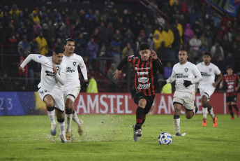 Paraná, Argentina.- In the photos taken on July 12, 2023, during the match between Botafogo and Patronato in a duel corresponding to the first leg of the 2023 Copa Sudamerican playoffs at the Presbítero Bartolomé Grella stadium. Despite Patronato's final attempts, including a goal disallowed for offside in the 79th minute, they failed to score and the match concluded in a 2–0 win for Botafogo