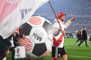 Buenos Aires, Argentina.- En las fotos tomadas el 15 de julio del 2023, River Plate celebra su inminente consagración en la Liga Profesional de Fútbol (LPF) tras el partido con Estudiantes de La Plata en el Monumental. River Plate venció a Estudiantes de La Plata por 3 a 1 y se coronó campeón de la Liga Profesional de Fútbol con dos fechas de anticipación, acompañado por 86.000 fervorosos hinchas que vivieron una fiesta completa en el Monumental.