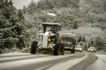 Bariloche, Argentina.- In the photos taken on July 4, 2023, it shows the streets of Bariloche in the middle of the snow season. The National Meteorological Service (SMN) issued a new alert for rain and snow in the province of Neuquén and Río Negro. The accumulated snow could reach between 40 and 70 cm, with the largest accumulated in the highest areas of the mountain range.