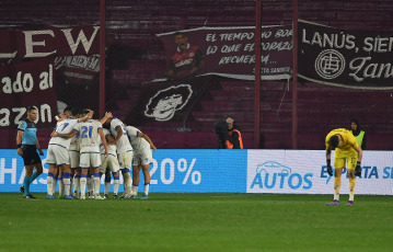 Lanús, Argentina.- En las fotos tomadas el 4 de julio del 2023, durante el partido entre Vélez y Lanús en la jornada 23 de la Liga Profesional Argentina en el Estadio Ciudad de Lanús. Vélez venció por 1-0 a Lanús como visitante, con gol de Walter Bou, a los 42 minutos. En la próxima fecha, Vélez se medirá con Godoy Cruz, mientras que Lanús tendrá como rival a Defensa y Justicia.