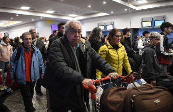 Buenos Aires, Argentina.- En las fotos tomadas el 12 de julio del 2023, muestra el colapso en el Aeroparque Jorge Newbery por una medida de fuerza gremial de Intercargo. Se combinó con complicaciones climáticas y una caída del sistema de Aerolíneas Argentinas. El paro tuvo réplicas en terminales como Salta y Mendoza. Al menos 50 vuelos sufrieron demoras y cancelaciones y unos 6.000 pasajeros se vieron afectados en vísperas de las vacaciones de invierno.