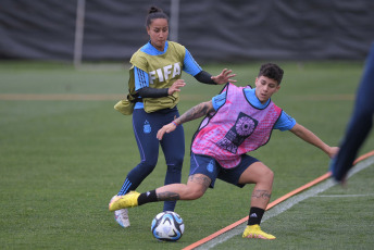 Auckland, Nueva Zelanda.- En las fotos tomadas el 18 de julio del 2023, las jugadoras de la Selección Argentina durante su primer entrenamiento abierto en el Michael Ave´s Reserve de Ellerslie, en Auckland. La Selección de Italia es el primer rival de Argentina. Luego de una gran crisis futbolística, el conjunto europeo está recuperando el nivel de su época dorada y ante eso deberán enfrentarse las dirigidas por Germán Portanova.