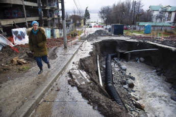 Bariloche, Argentina.- En las fotos tomadas el 5 de julio del 2023, muestra las zonas afectadas por las intensas lluvias en Bariloche, Argentina. El Servicio Meteorológico Nacional pronóstico nevadas en diferentes áreas de las provincias de Río Negro, Neuquén y Chubut emitiendo el estado de alerta naranja. En Bariloche el área seguirá afectada por lluvias fuertes y persistentes con valores de lluvia acumulada de entre 40 y 80 mm. Mientras que en las zonas más altas de la cordillera la precipitación podría ser en forma de nieve según el informe del SMN.