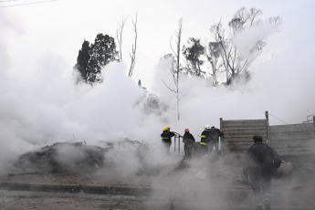 Buenos Aires, Argentina.- En las fotos tomadas el 11 de julio del 2023, cuerpos de bomberos controlaron un incendio de un depósito de palets en la ciudad de Luis Guillón, del partido de Esteban Echevarría en Buenos Aires. Hasta el momento se desconocen las razones por las cuales habría comenzado el fuego, sin embargo, se sospecha que haya sido un hecho intencional.