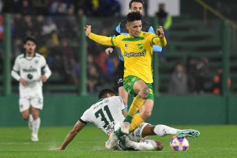 Buenos Aires, Argentina.- En las fotos tomadas el 23 de julio del 2023, durante el partido entre Defensa y Justicia y Sarmiento por la 26ta. fecha de la Liga Profesional de Fútbol en el Estadio Norberto Tomaghello. Defensa y Justicia venció por 3-0 a Sarmiento como local. Para Defensa y Justicia los goles fueron marcados por Nicolás Tripicchio (a los 11 minutos), David Barbona (a los 54 minutos) y Facundo Echevarría (a los 93 minutos). En la próxima fecha, Sarmiento se medirá con Banfield, mientras que Defensa y Justicia tendrá como rival a Union.