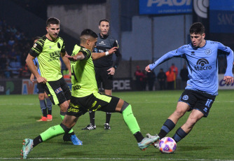 Córdoba, Argentina.- En las fotos tomadas el 6 de julio del 2023, durante el partido entre Belgrano y Barracas Central en el estadio Julio César Villagra en un partido correspondiente a la fecha 23 de la Liga Profesional. Belgrano derrotó por 2 a 0 a Barracas Central con goles de Brian Calderara en el inicio del juego y del ex Talleres Francisco Álvarez en el complemento.