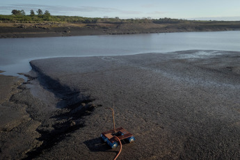 Montevideo, Uruguay.- In the photos taken on July 10, 2023, the Paso Severino reservoir that supplies Montevideo and surrounding areas is shown at the lowest levels. The Government of Uruguay reported that its drinking water reserves are at 1.8% and that they could run out within 10 days, forcing them to resort to the Río de la Plata for supplies, despite the high percentages of salt it contains .