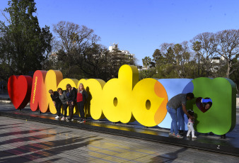 Mendoza, Argentina.- En las fotos tomadas el 7 de julio del 2023, turistas visitan la ciudad de Mendoza durante las vacaciones de invierno. Autoridades turísticas de la Argentina esperan que, en la temporada turística invernal, se ingresen unos 1.000 millones de dólares por gastos provenientes del casi millón y medio de visitantes extranjeros que se prevé recibir. "Esperamos más de 5,5 millones de turistas, con 1,5 millones de turistas del exterior, y un impacto económico de más de 1.000 millones de dólares en términos de turistas extranjeros", dijo el ministro de Turismo y Deportes de Argentina, Matías Lammens.