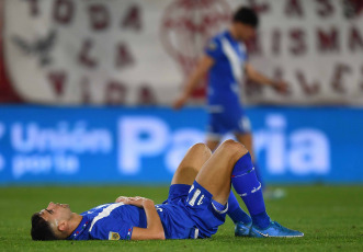 Buenos Aires, Argentina.- En las fotos tomadas el 30 de julio del 2023, durante el partido entre Huracán y Vélez por la 27ma. y última fecha de la Liga Profesional de Fútbol en el estadio Tomás Adolfo Ducó. Huracán derrotó a Vélez Sarsfield por 1-0 como local. Tras el encuentro, el defensor uruguayo de los de Liniers, Diego Godín, anunció su retiro del fútbol.