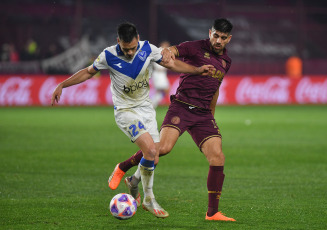 Lanús, Argentina.- En las fotos tomadas el 4 de julio del 2023, durante el partido entre Vélez y Lanús en la jornada 23 de la Liga Profesional Argentina en el Estadio Ciudad de Lanús. Vélez venció por 1-0 a Lanús como visitante, con gol de Walter Bou, a los 42 minutos. En la próxima fecha, Vélez se medirá con Godoy Cruz, mientras que Lanús tendrá como rival a Defensa y Justicia.