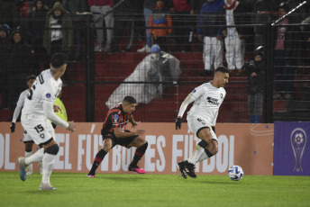 Paraná, Argentina.- In the photos taken on July 12, 2023, during the match between Botafogo and Patronato in a duel corresponding to the first leg of the 2023 Copa Sudamerican playoffs at the Presbítero Bartolomé Grella stadium. Despite Patronato's final attempts, including a goal disallowed for offside in the 79th minute, they failed to score and the match concluded in a 2–0 win for Botafogo