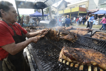 Santa Fe, Argentina.- En las fotos tomadas el 9 de julio del 2023, argentinos participan de las actividades para conmemorar el 207° aniversario de su independencia. Este domingo, se conmemoró la firma del Acta de la Declaración de Independencia en 1816. Cabe señalar que cada año, el 9 de julio se celebra como un feriado nacional en Argentina.