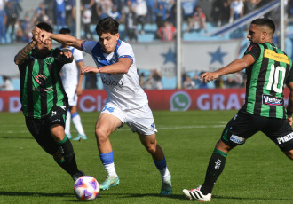 Córdoba, Argentina.- En las fotos tomadas el 20 de julio del 2023, durante el partido entre Vélez y San Martín de San Juan por la Copa Argentina en el Estadio El Gigante de Alberdi. Vélez Sarsfield logró remontar un 0-1, pero San Martín de San Juan se lo empató 2-2 sobre el final y, en la tanda de penales, dio la sorpresa y avanzó por primera vez a los octavos de final de la Copa Argentina.