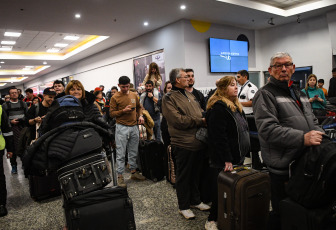 Buenos Aires, Argentina.- En las fotos tomadas el 12 de julio del 2023, muestra el colapso en el Aeroparque Jorge Newbery por una medida de fuerza gremial de Intercargo. Se combinó con complicaciones climáticas y una caída del sistema de Aerolíneas Argentinas. El paro tuvo réplicas en terminales como Salta y Mendoza. Al menos 50 vuelos sufrieron demoras y cancelaciones y unos 6.000 pasajeros se vieron afectados en vísperas de las vacaciones de invierno.