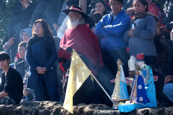 Corrientes, Argentina.- En las fotos tomadas el 16 de julio del 2023, se realizó la procesión náutica por el río Paraná, que incluye el encuentro de las imágenes de las vírgenes de Itatí con la de Caacupé, proveniente de Paraguay, en el marco de el 123° aniversario de la coronación pontificia de la Virgen de Itatí. Del evento, participaron más de 300.000 personas con el lema “Con María de Itatí, aprendemos a escuchar, discernir y misionar”. Itatí deviene de las palabras guaraníes "itá morotí", que significa “punta de piedra” y su abreviación da origen al nombre.