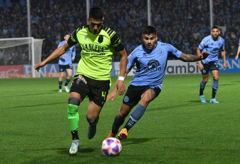 Córdoba, Argentina.- In the photos taken on July 6, 2023, during the match between Belgrano and Barracas Central at the Julio César Villagra stadium in a match corresponding to date 23 of the Professional League. Belgrano defeated Barracas Central 2-0 with goals from Brian Calderara at the start of the game and from former Talleres Francisco Álvarez in the second half.